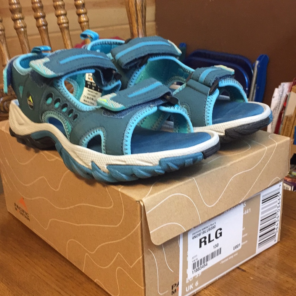 Pacific mountain sandals size 8